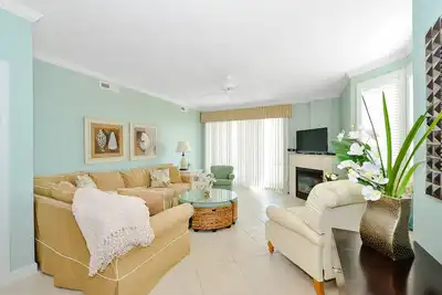Image de Près de la plage et beaucoup de place pour votre famille! Réservez cette beauté aujourd'hui!