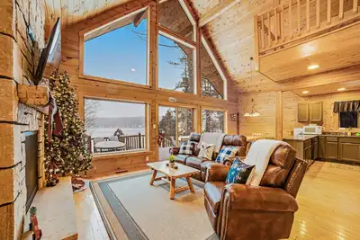Image de Nouvelle Liste! Chalet spacieux avec beaucoup d'espace, plage et quai partagés