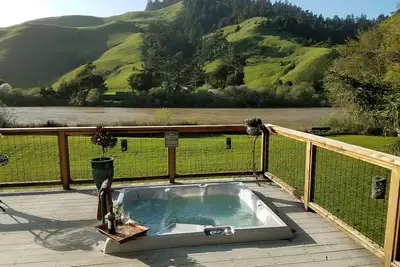 Image de Riverfront-Redwood Sanctuary avec des vues spectaculaires