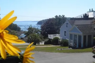 Image de Séjour confortable de plain-pied avec vue sur le port