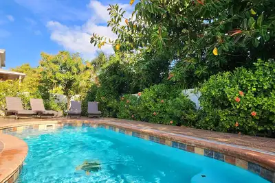 Image de Maison à une minute d'une plage, piscine chauffée avec couverture automatique de sécurité enfant.