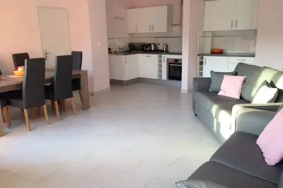 Image de Magnifique vue sur la mer, côté plage, aspect ensoleillé, 6 couchages, WiFi, garage