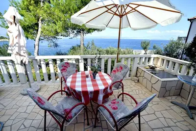 Image de Appartement de deux chambres prés de la plage Rogac, Solta (A-16223-a)