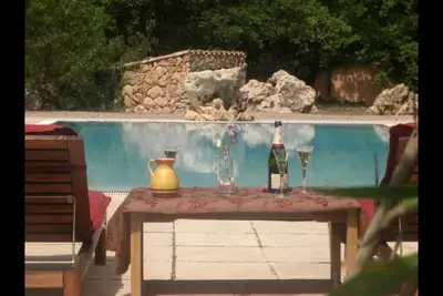 Image de Villa de luxe pour vacances reposantes au bord de la piscine ou longs déjeuners sur les terrasses