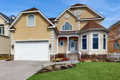 Image de Nouvelle Liste! Bayfront maison avec cheminée, piscine commune et court de tennis