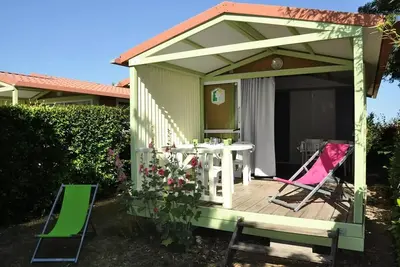 Image de Chalet 25m2 Confort - 2 Schlafzimmer + überdachte Terrasse + Tv 5 Personen