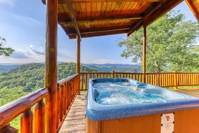 Image de Chalet de montagne avec piscine commune, bain à remous privé et foyer au gaz