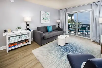 Image de \"Lakeview 2\" Magnifiquement rénové Condo 4 couchages!