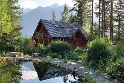 Image de Loghouse Lodge avec Glacier View et privé piscine naturelle étang