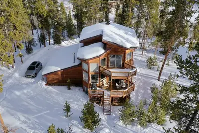 Maison de montagne acceptant les animaux de compagnie avec bain à remous, à 10 minutes de la station de ski et sur la route de la navette