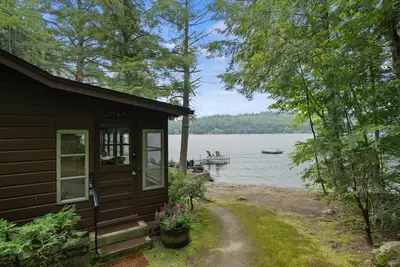 Image de Maison au bord du lac avec quai, plage de sable, cuisine complète, vues magnifiques