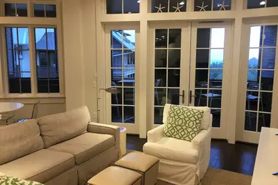 Image de Loft au dernier étage avec Mbr, chambre avec lits superposés, 2 salles de bain dans le centre de Romarin sur la place