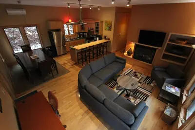 Image de Maison moderne de luxe tranquille avec des lits de mousse de mémoire, WiFi à grande vitesse et cuisine complète