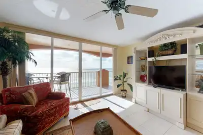 Image de Luxueux penthouse au bord de l'eau avec bain à remous commun et deux piscines