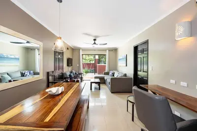Image de Condo sécurisé 2br \/ 2bth magnifiquement rénové - 1 pâté de maisons de la plage et du centre-ville