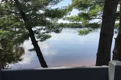 Image de Sur le lac Delton avec une vue imprenable, piscines extérieure \/ intérieure, piscine pour enfants, 2 plages