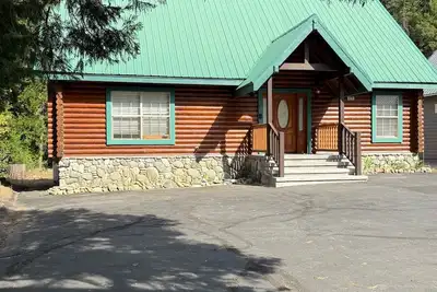 Image de Maison confortable en bois rond sur les rives de la rivière Upper Sacramento