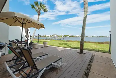 Image de Grande maison de ville 3br sur l'eau, à quelques pas de la plage - Nouveau prix inférieur! Valeur!