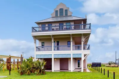 Image de Incroyable maison en bord de mer avec accès à la piscine partagé de style complexe!