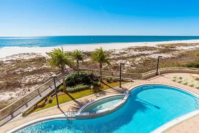 Image de Condo sur la plage à Perdido Key. Balcon privé. Chambre des maîtres avec vue sur la plage. Nombreux équipements de villégiature