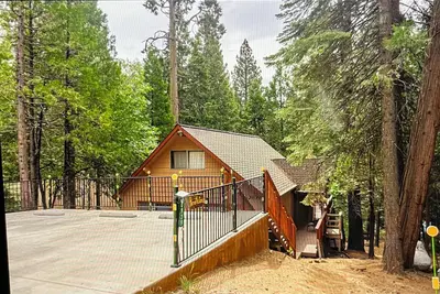 Image de Profitez du chalet Hearthstone oĂą le village Mi-Wuk rencontre la forĂŞt