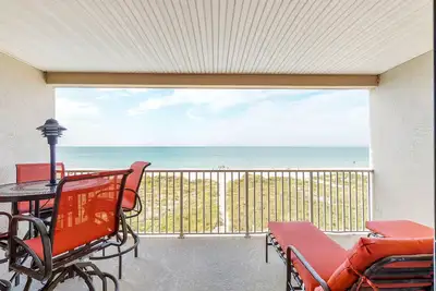 Image de Condo confortable en bord de plage avec piscine et bain à remous partagés - À pied des restaurants