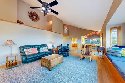 Image de Dog-friendly vue sur l'océan à la maison w / pont, bain à remous privé et grill