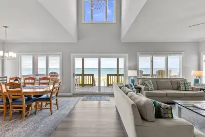 Image de Oceanfront Home, spacieux 4 chambres, 3. 5 salles de bain, chiens bienvenus, accès à la plage privée