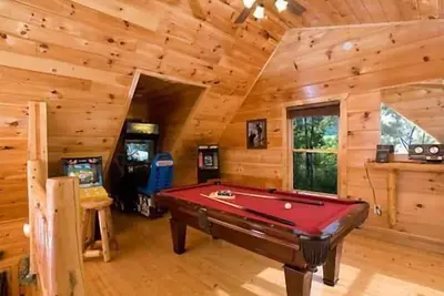 Image de Honey Bear à Pigeon Forge # 1forforgettable 1br w / Gameroom, Heart Tub & Mountain Views!