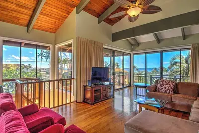 Vue sur l'océan spacieuse Air conditionné étapes magnifiquement décorées à la plage de Poipu