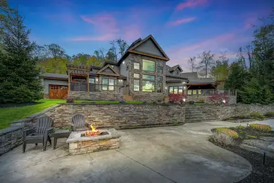 Image de Maison en bois de luxe avec vue sur lac et plage, bain à remous, cuisine gastronomique, foyer