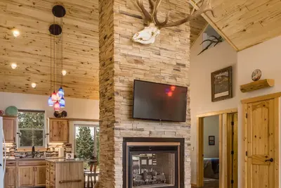 Image de Custom Home with Two Private Master Suites and Heated Garage