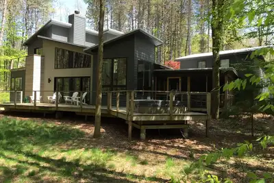 Image de Secluded Modern Home 1 Bloc du lac Michigan Ă 10 minutes de Saugatuck