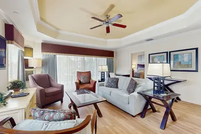 Image de Condo au rez-de-chaussée à l'intérieur d'un complexe de luxe avec piscines partagées, près de Disney!