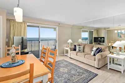 Image de Magnifique condo en bord de mer de 2 chambres avec un décor côtier adorable et une connexion Wi-Fi gratuite situé directement sur le célèbre Ocean City Boardwalk!