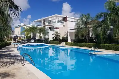 Image de Marchez À La Plage! ! Tropical 2 Br 2. 5Bath Sleeps 6 \/ WalkTo Beach \/ immense cour \/