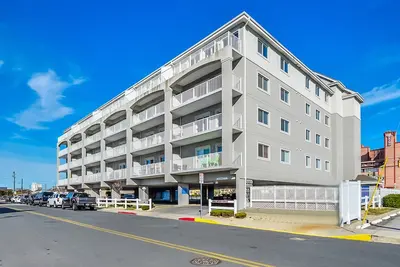 Image de Ce luxueux condo haut de gamme de 4 chambres avec connexion Wi-Fi gratuite et piscine extérieure est situé dans le centre-ville, sur l'eau de la baie et à quelques pâtés de maisons de la plage!
