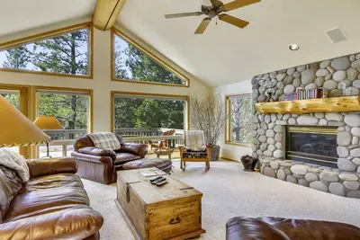 Image de 9 Paper Birch-Sunriver, Oregon: climatisation, bain à remous, chargeur Tesla, barbecue, WiFi, Sharc Aquatics, Tubing Hill, mont. Baccalauréat, Golf, Rivière Deschutes, Tennis, Pistes cyclables