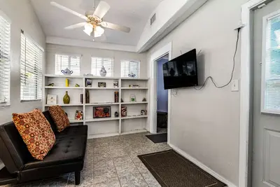 Image de Appartement dans triplex pittoresque 12 pâtés de maisons de Uf et du centre-ville