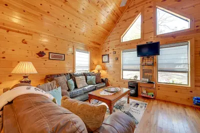 Image de Nouveau! Broken Bow Cabin avec bain à remous et foyer près du lac