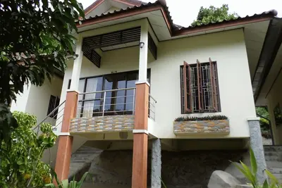 Image de Maison de 2 chambres à l'intérieur du jardin