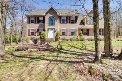 Image de Poconos Home avec salle de jeux, cheminée, terrasse + bain à remous!