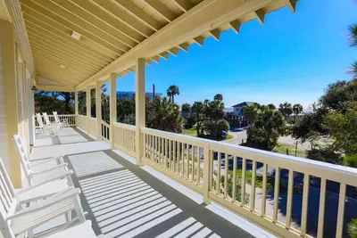 Image de Nouveau! 1 min de la plage. Détendez-vous dans Beautiful Beach Home w avec vue sur l'océan, 2 suites Master, porche et ascenseur.