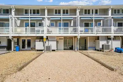 Image de Activites Quotidiennes Gratuites! ! ! Oceanside! Magnifique maison de ville lumineuse et jolie de 3 chambres à coucher et 3 salles de bain, idéale pour déposer vos bagages et vous rendre à la plage!