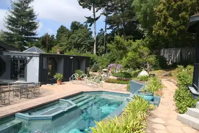 Image de Private Family Pool Home Près du centre-ville-sur un bel Acrel!