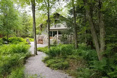 Image de Lakefront Accueil dans la communauté du lac Naomi avec plage privée et bateaux