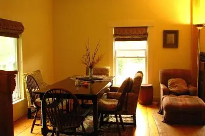 Image de 7 chambres à coucher, des groupes de week-end bienvenus, la Nouvelle-Angleterre charme du village