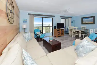 Image de Décoré de manière impeccable avec un décor côtier, ce condo de luxe de 2 chambres dispose d'une connexion Wi-Fi gratuite, de chaînes Hbo et d'une piscine extérieure chauffée. Il se trouve juste à côté de la baie!