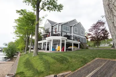 Image de Bord de l'eau, 138 pieds de plage privée, Sunset View, SmartTV, pour 24 personnes