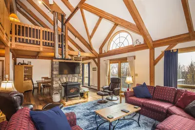 Image de Viewmont Chalet est une magnifique maison à poteaux et poutres avec bain à remous extérieur, table de billard et proche des pistes de ski.